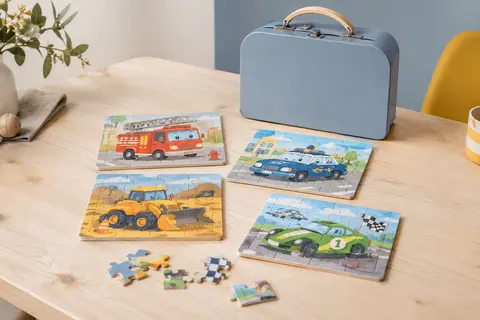 Quatre puzzles progressifs illustrés de voitures animées et leurs pièces, présentés avec une mallette sur une table claire.