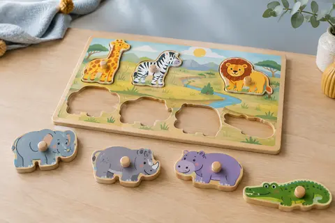 Puzzle en bois à boutons avec sept animaux safari disposés sur et autour du plateau illustré